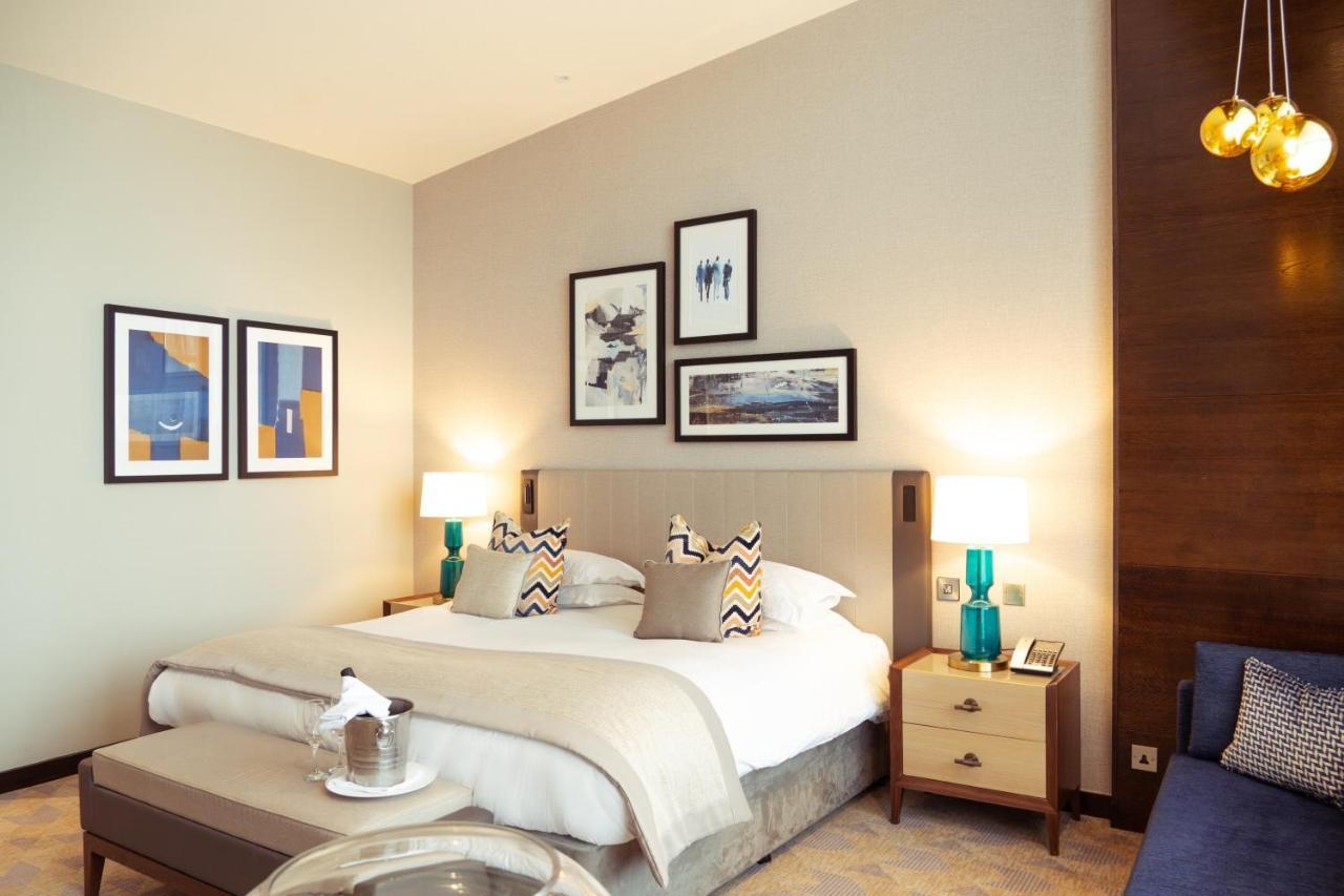 The Lowry Hotel Manchester Exteriér fotografie A bedroom at the hotel