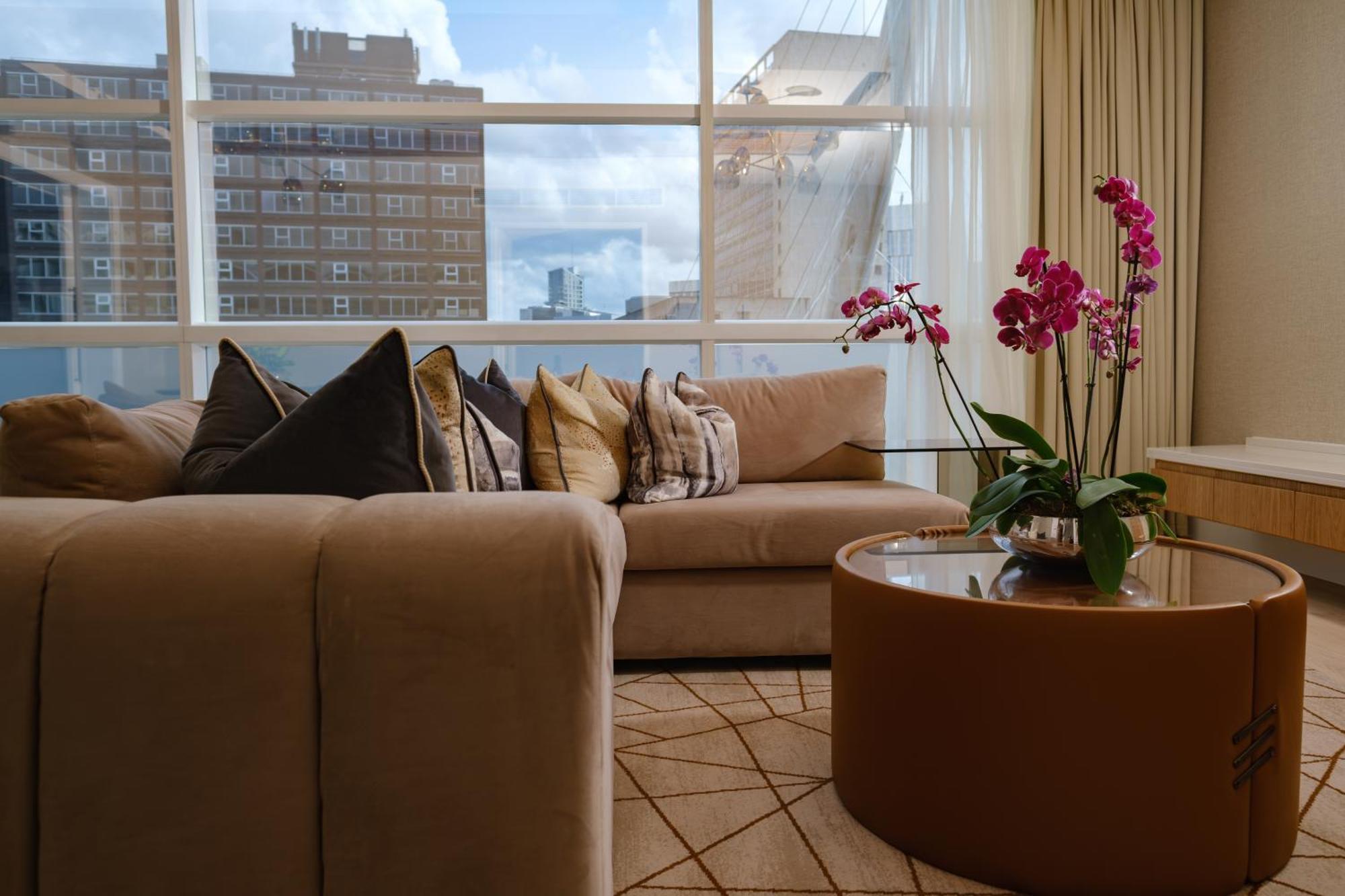 The Lowry Hotel Manchester Exteriér fotografie A living room in a luxury apartment