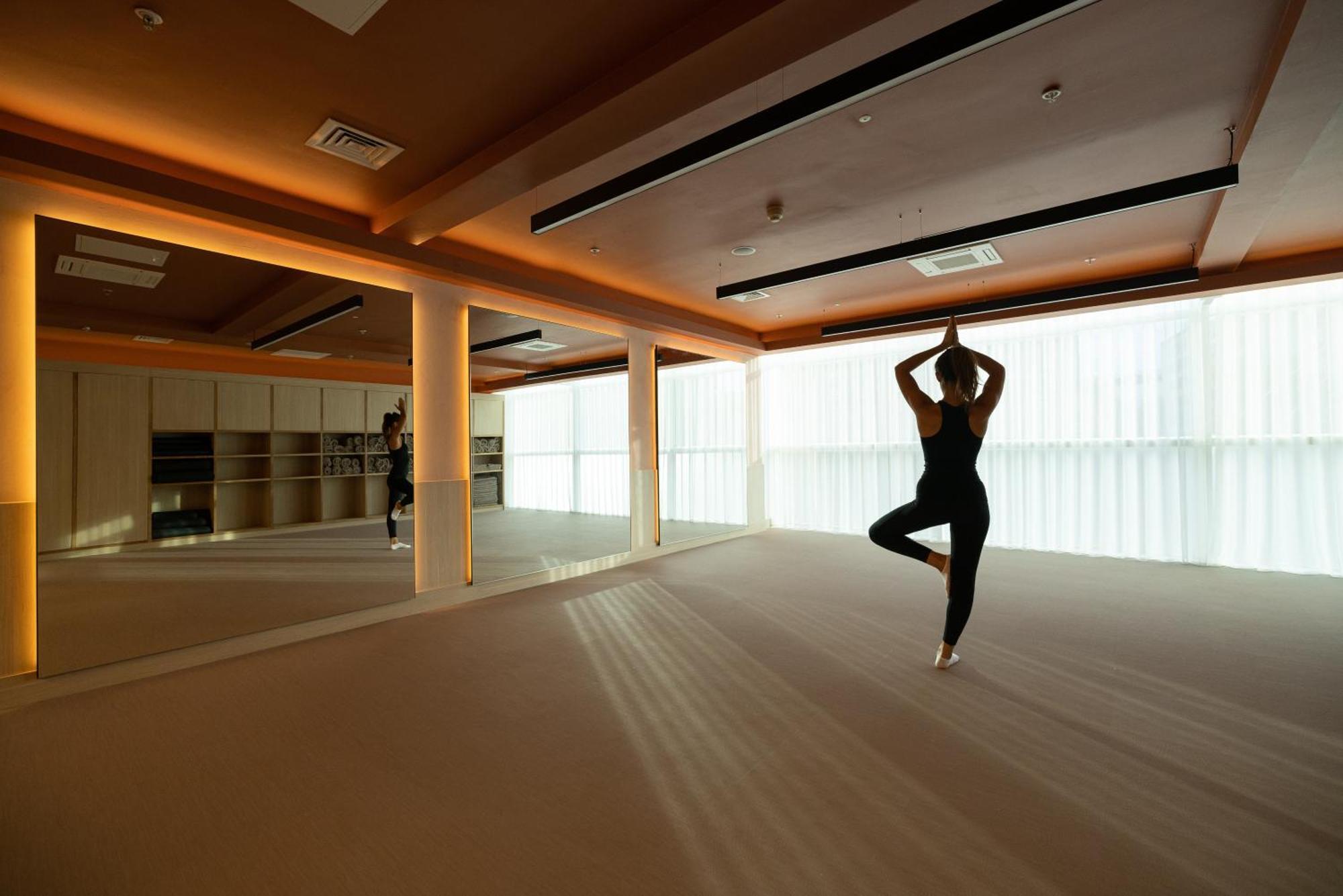 The Lowry Hotel Manchester Exteriér fotografie A woman practices yoga at the Four Seasons Hotel in Tokyo, Japan.