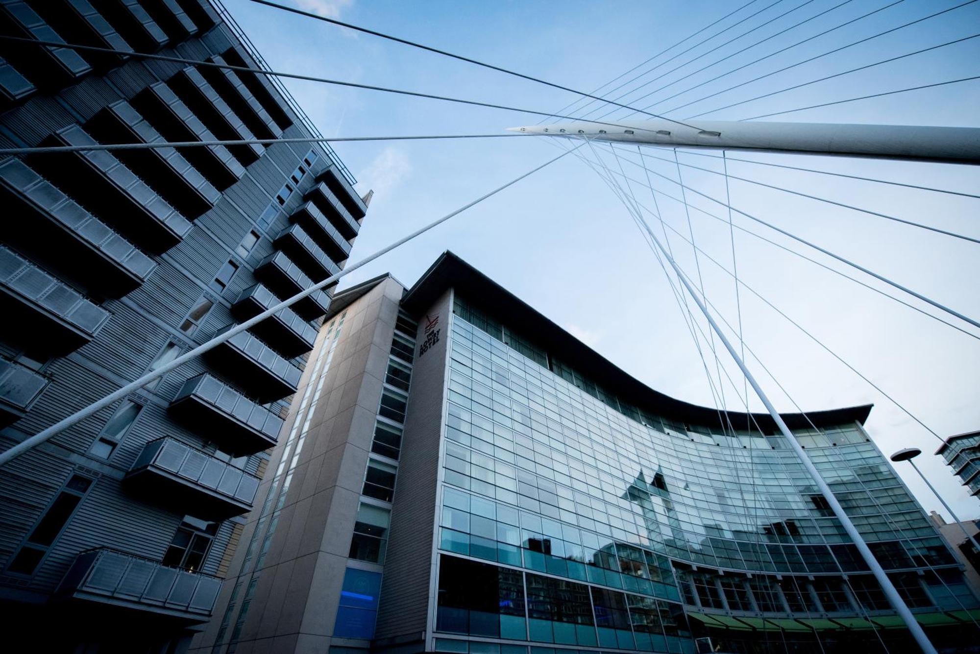 The Lowry Hotel Manchester Exteriér fotografie The new building of the University of East London
